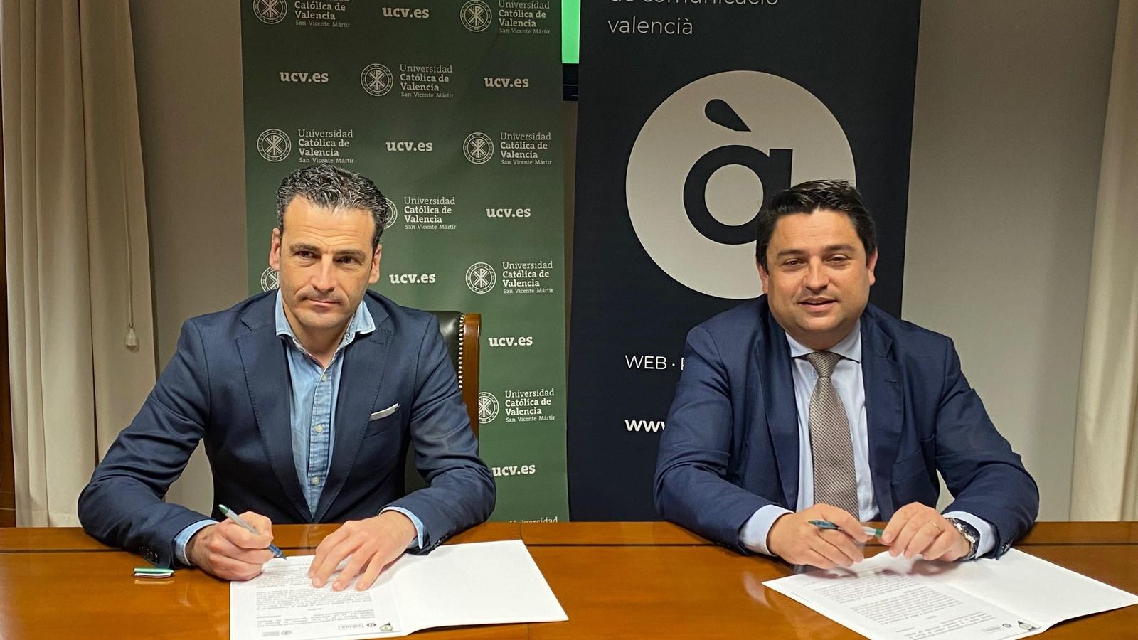 Alfred costa i José Manuel Pagán en la signatura del conveni