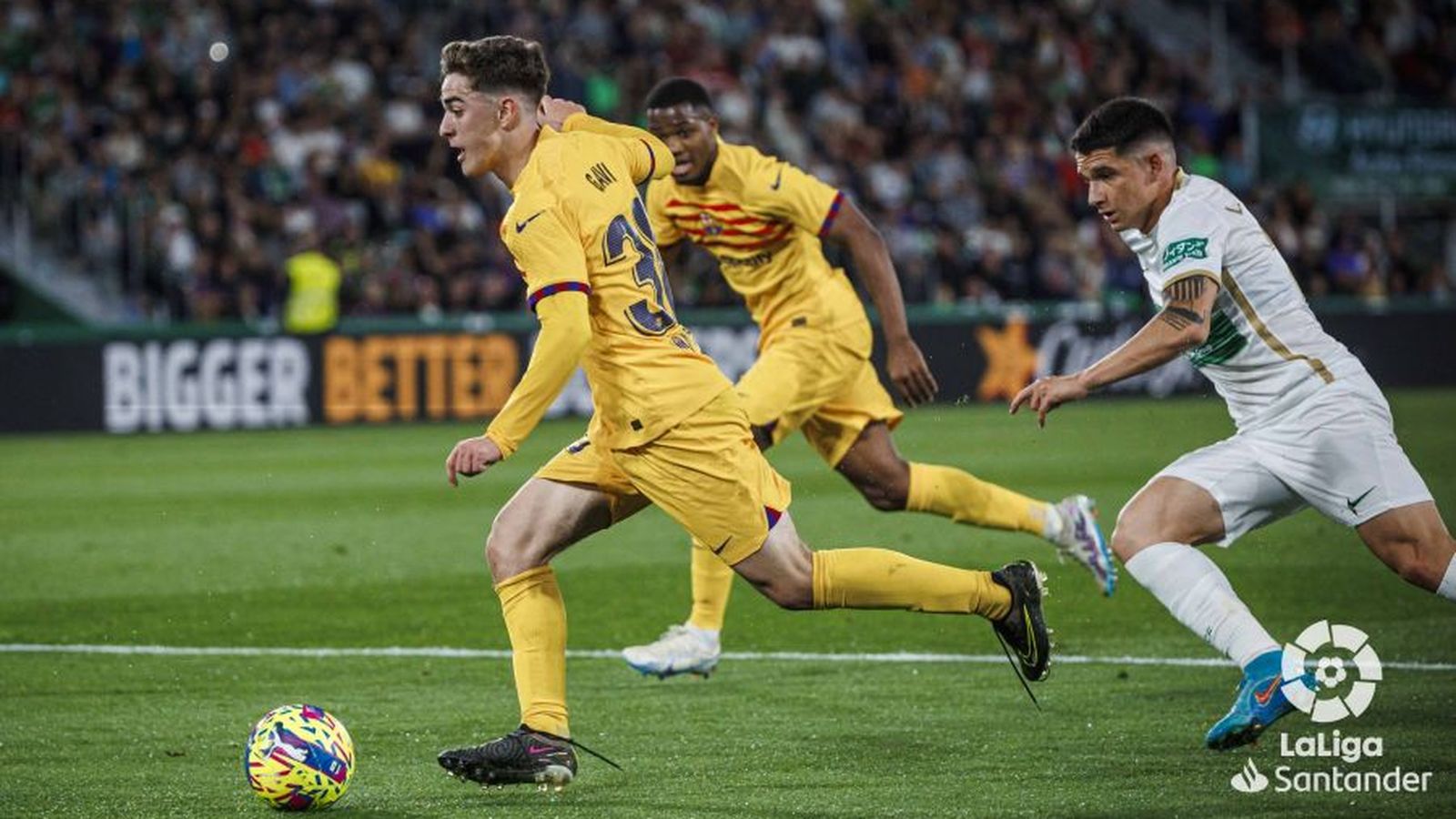 Gavi condueix una pilota al Martínez Valero