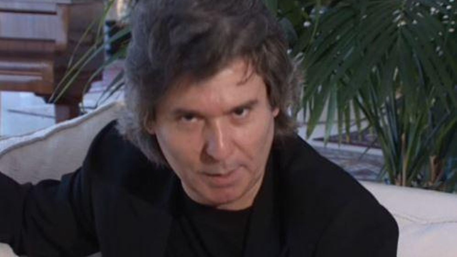 L'artista Raphael controla cada mirada i cada moviment seu
