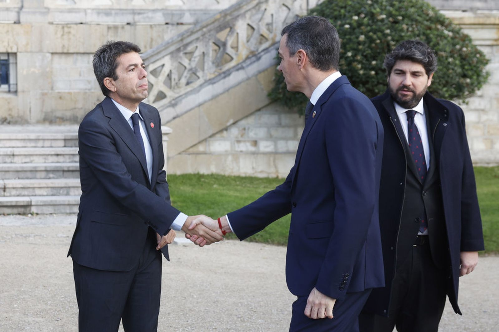 El president de la Generalitat encaixa mans amb el cap de l'executiu espanyol Pedro Sánchez