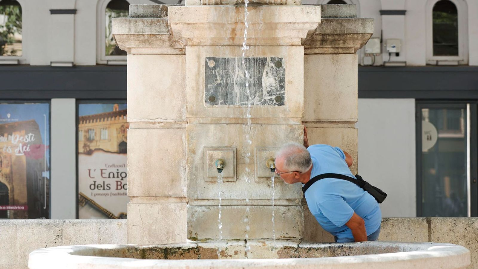 Un home veu aigua en la Font del Lleó de Xàtiva