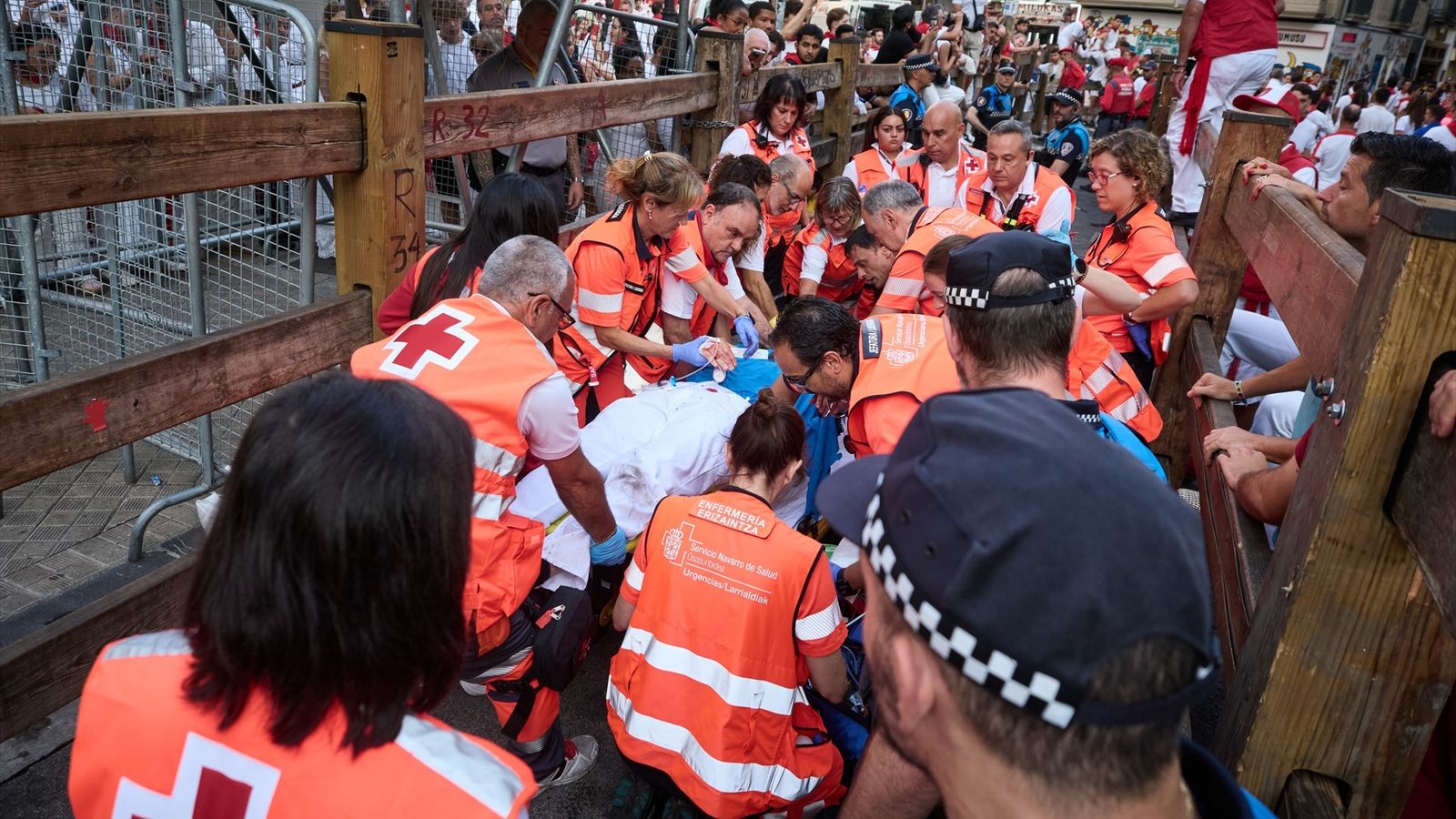 Voluntaris de la Creu Roja atenen un ferit de l''encierro' del 14 de juliol dels Sanfermines de Pamplona de 2026