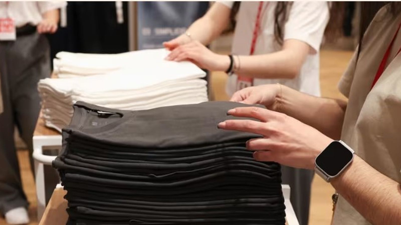 Dependentes col·loquen la roba en una botiga de moda