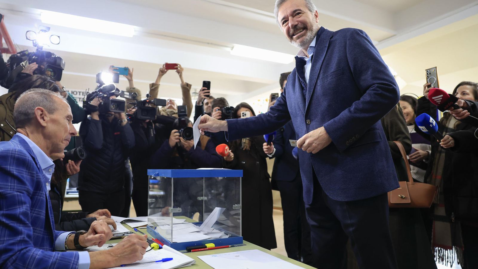 El candidat del PP a la presidència d’Aragó, Jorge Azcón, vota a l’IES Verge del Pilar de Saragossa, en les eleccions autonòmiques que se celebren este diumenge a Aragó.