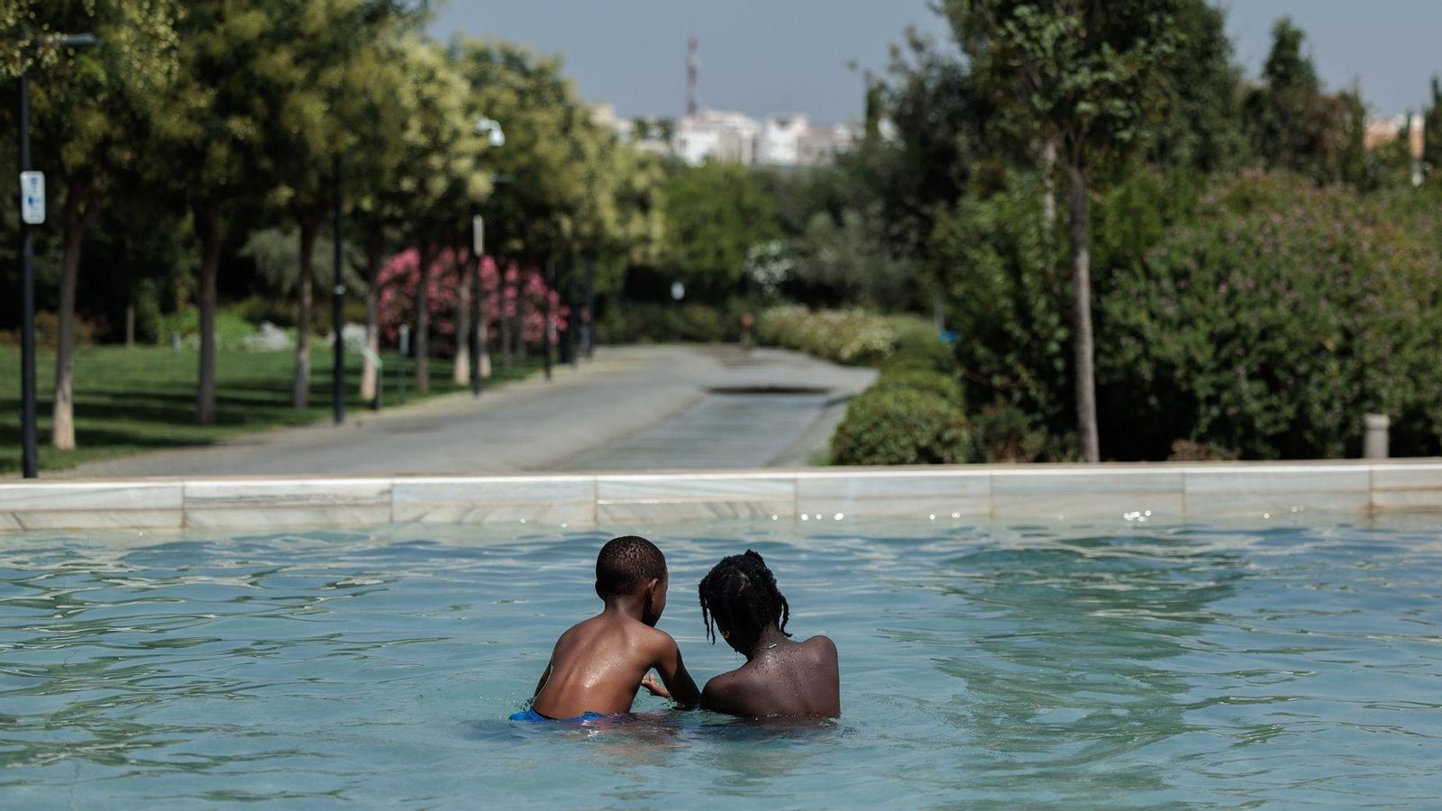 Dos xiquets combaten la calor al parc central de València