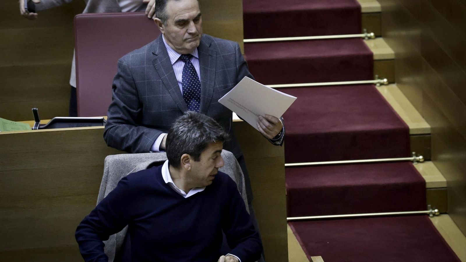 Gan Pampols passa per darrere del president Mazón just abans de la seua primera intervenció