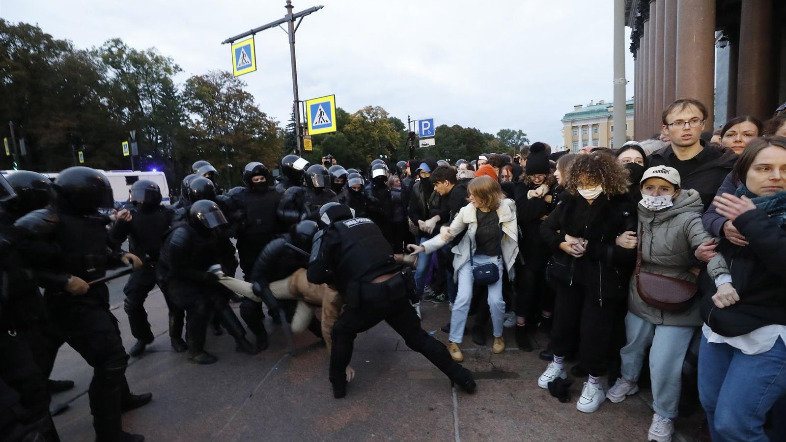 Milers de persones protesten a Rússia contra la mobilització de reservistes obligatòria
