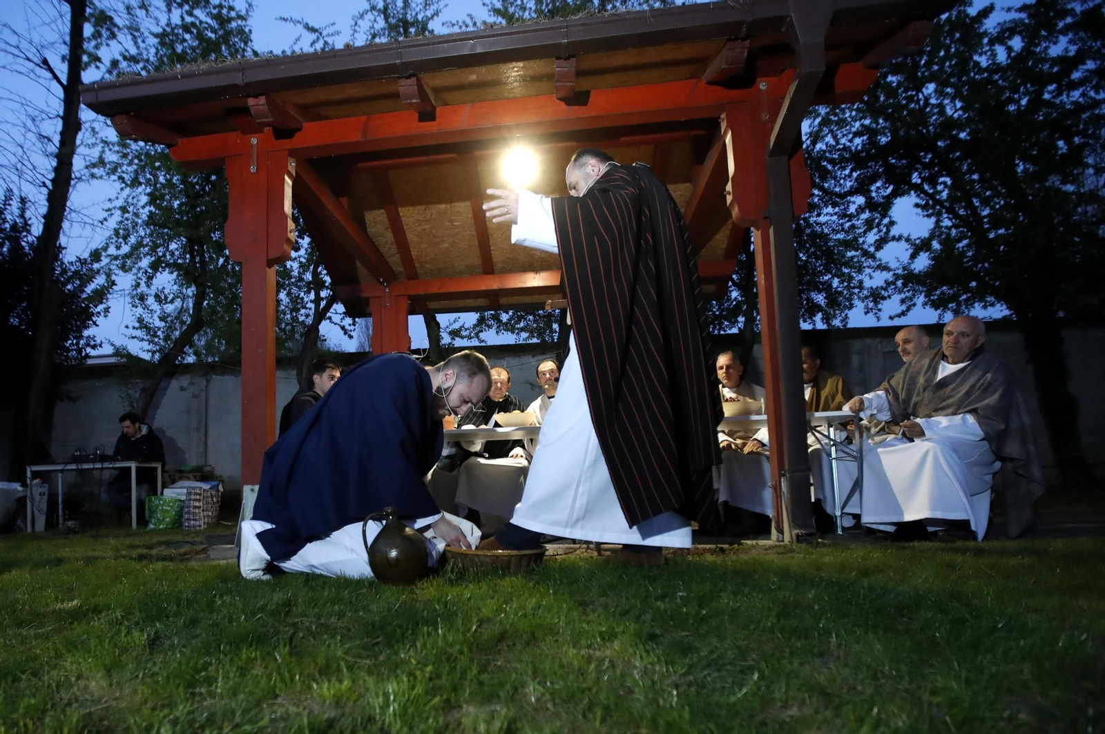 Un grup d'actors aficionats representen l'últim sopar i passió de Jesucrist al jardí de Gethsemane, a l'església de Sant Josep del centre de la ciutat (05 d'abril de 2023)