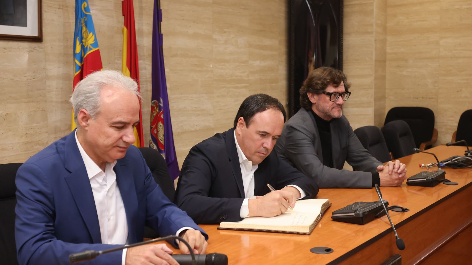 Llorca ha signat en el llibre d’honor d'Utiel