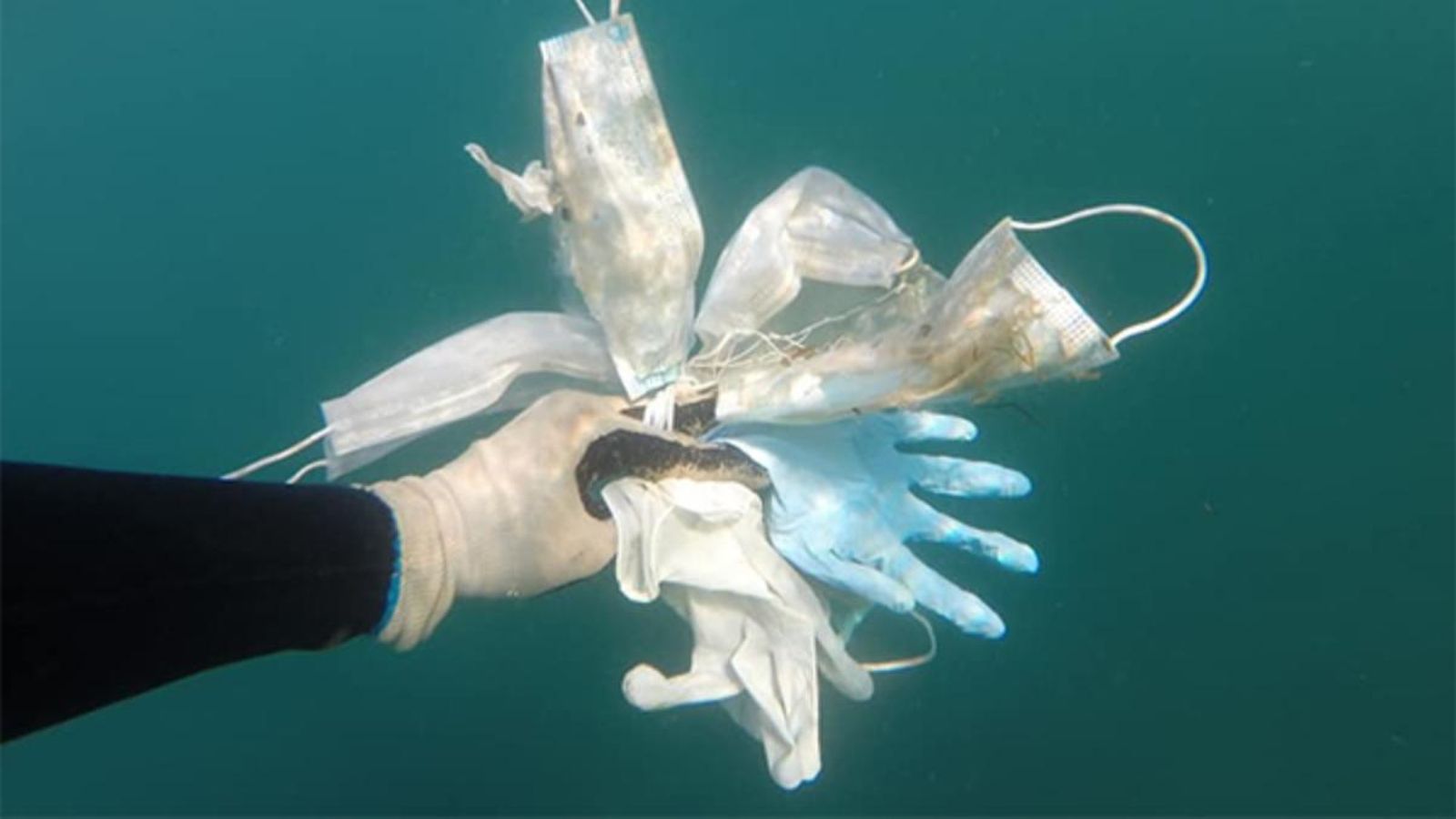 Restes de mascaretes i guants d’un sol ús en el fons de l’oceà