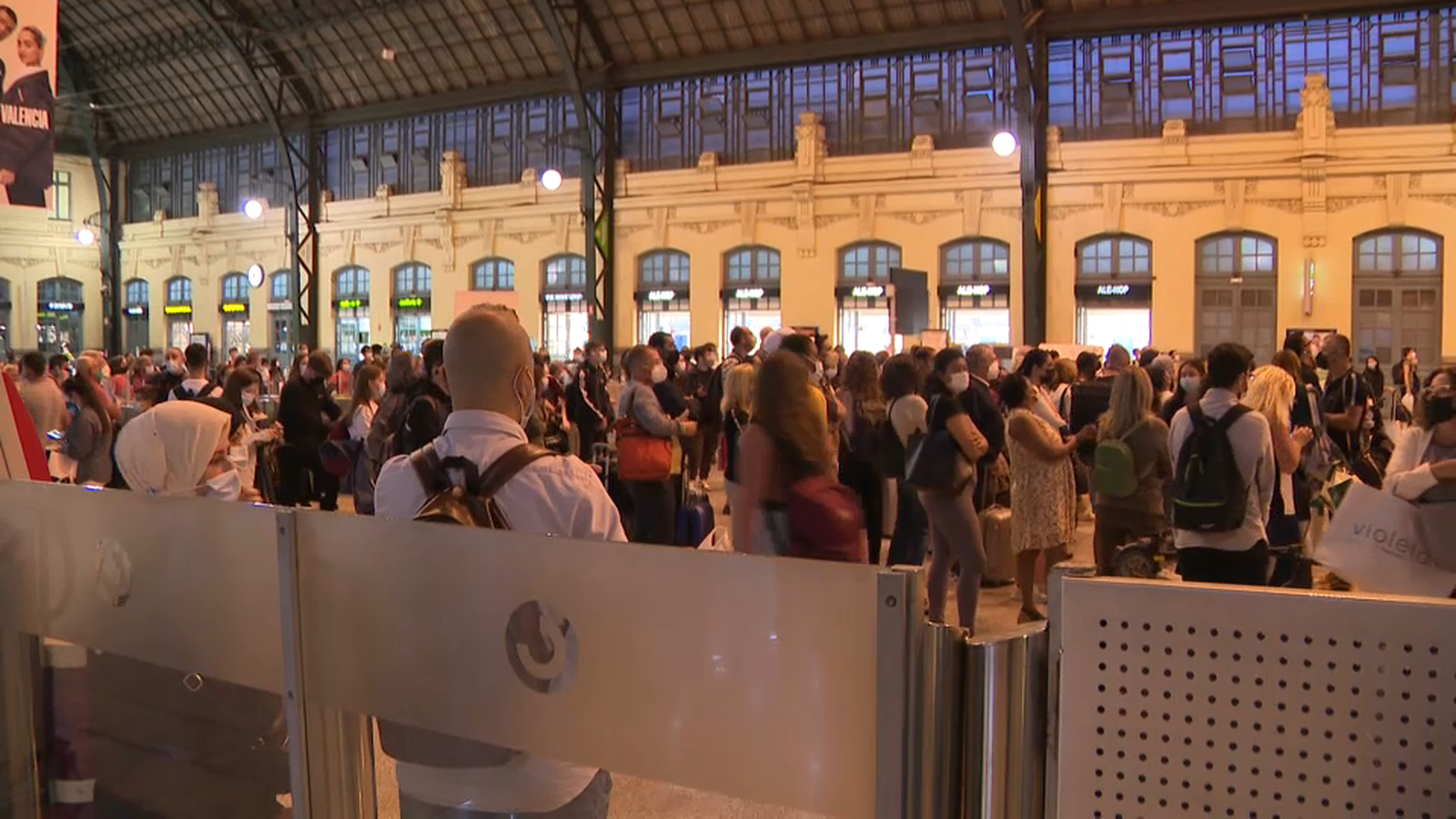Gent esperant el tren per la vaga de maquinistes