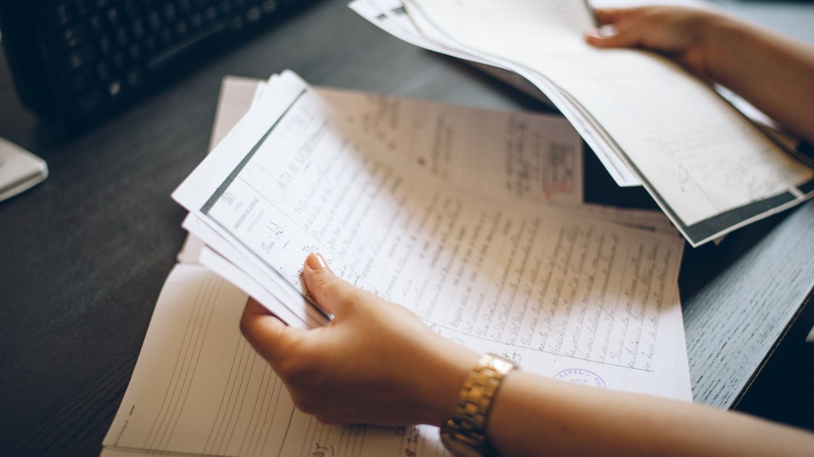 Imatges de la gestió d'herències en un despatx.