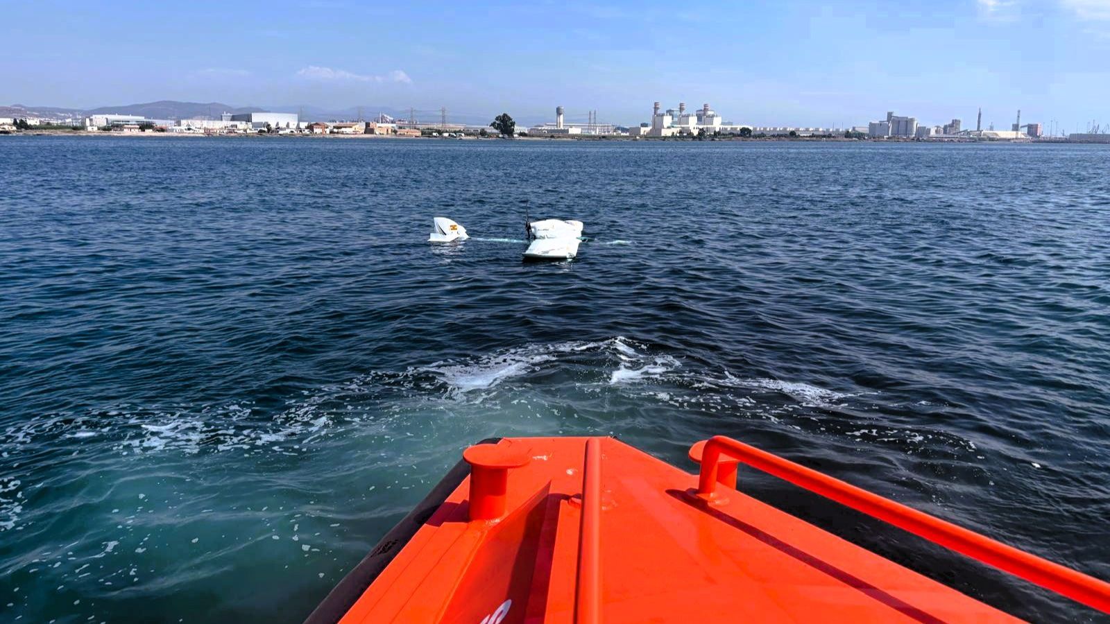 L'hidroavió accidentat surant a la mar