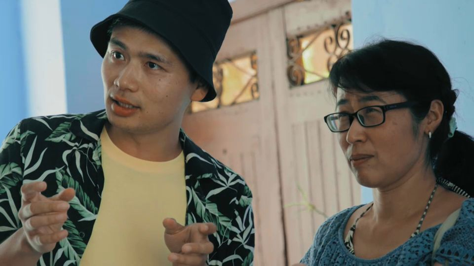 Hu i la veïna coreana de Xelva parlen amb Paco