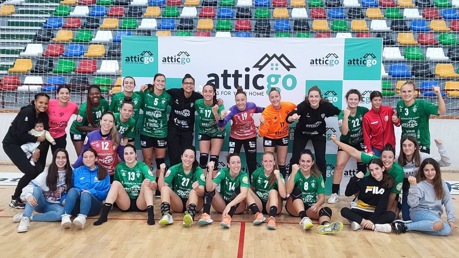 Les jugadores de l'Handbol Elx celebren el pas a huitens