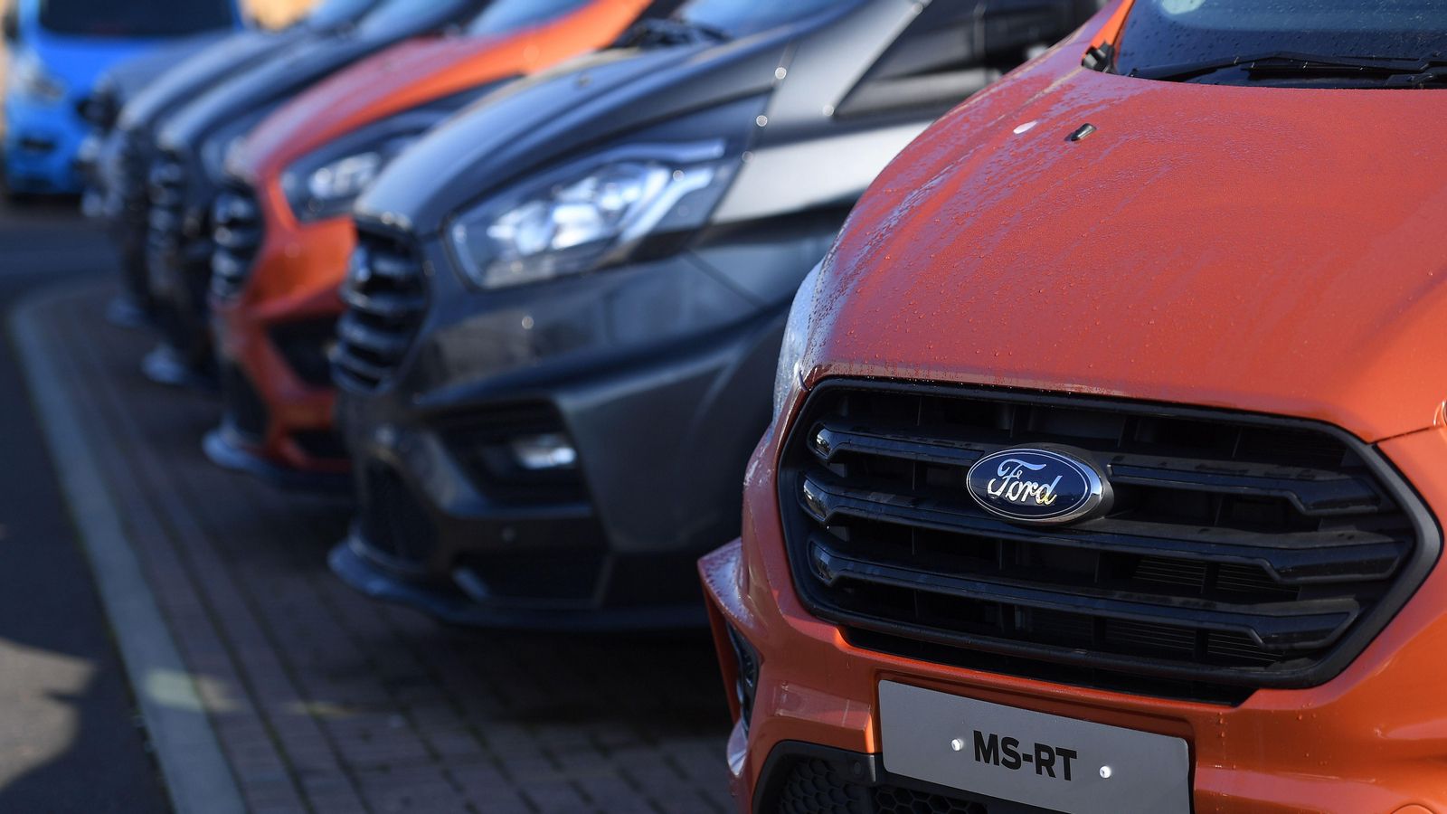Diverses furgonetes de Ford aparcades en un concessionari del Regne Unit, un dels països més afectats per les retallades de personal