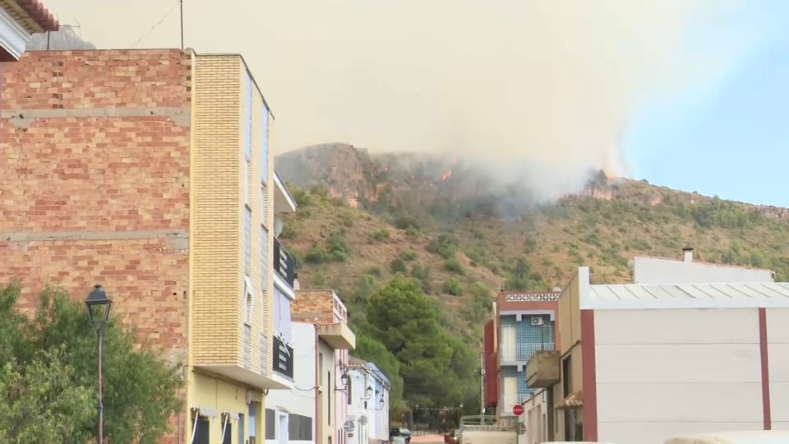 Incendi vist des del nucli d'Azúebar
