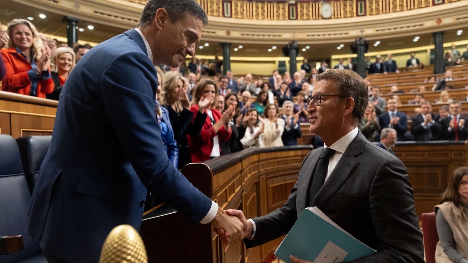 Sánchez i Feijóo se saluden, en el debat d’investidura de novembre, on Sánchez va ser escollit com a president