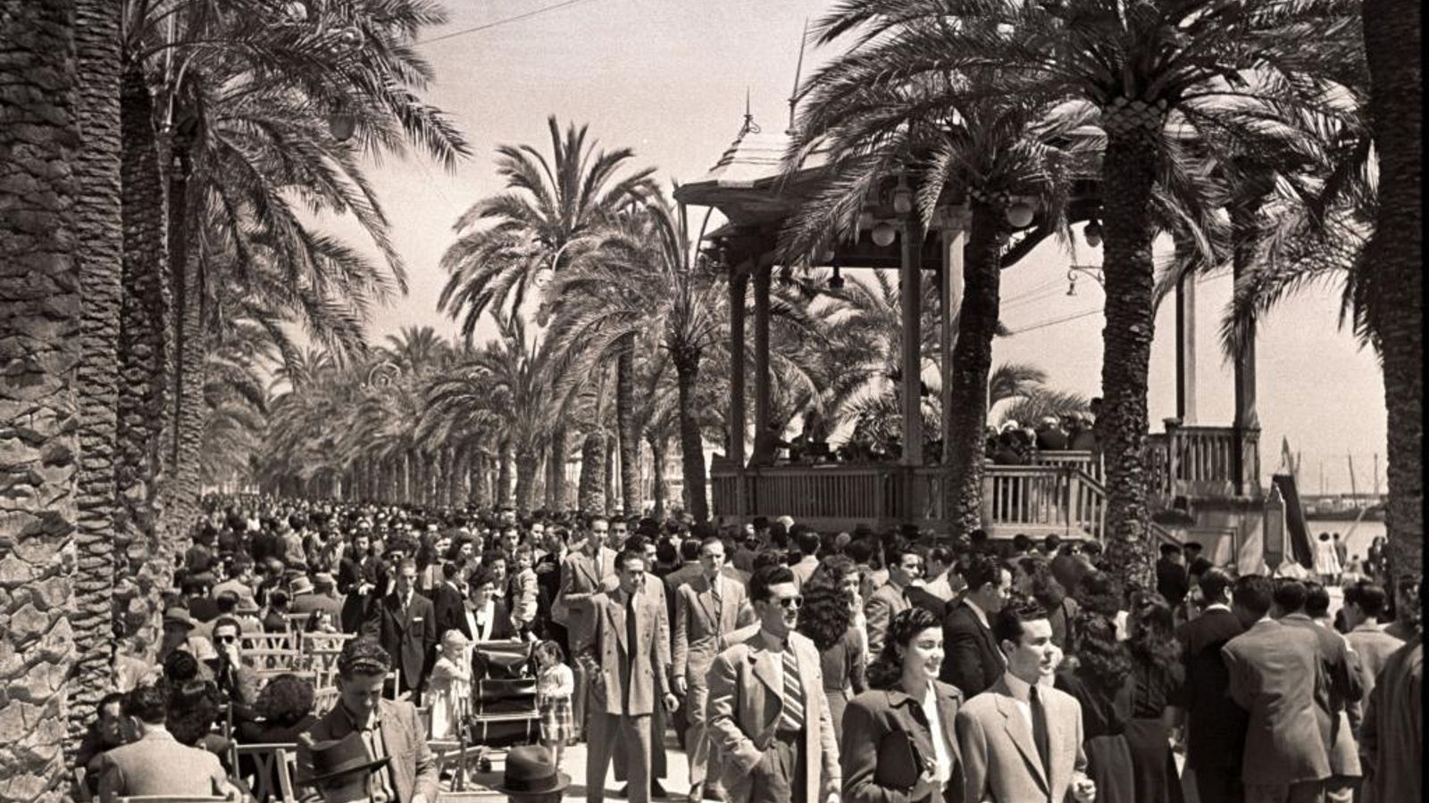 Imatge d'arxiu dels alacantins els anys 30 i de la banda de música