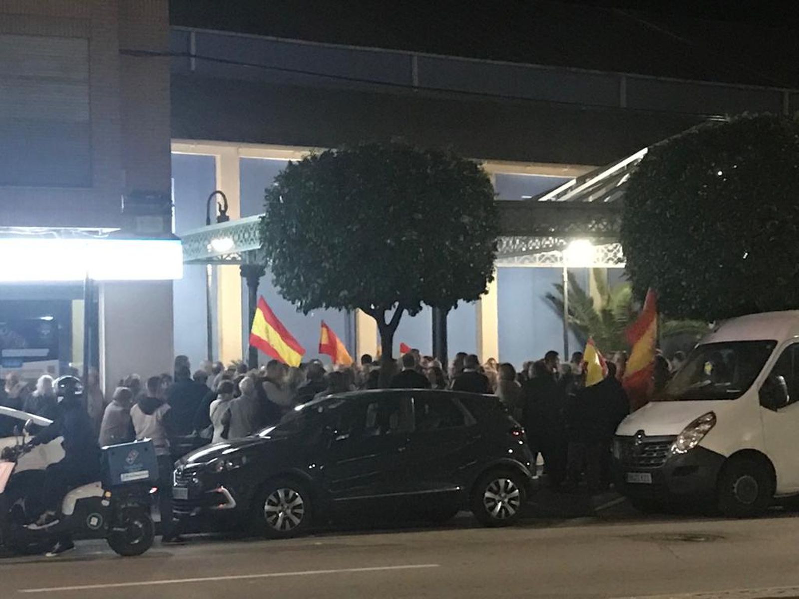 Un grup de persones es manifesta davant la seu del PSPV a Alzira
