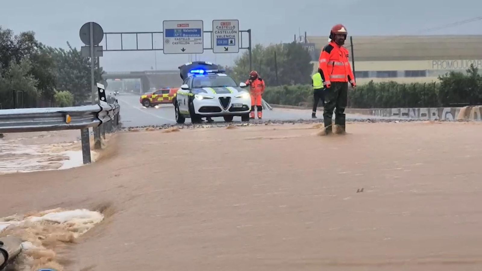 Efectius de bombers i la Guàrdia Civil vigilen el pas dels vehicles per una de les vies inundades a Benicàssim