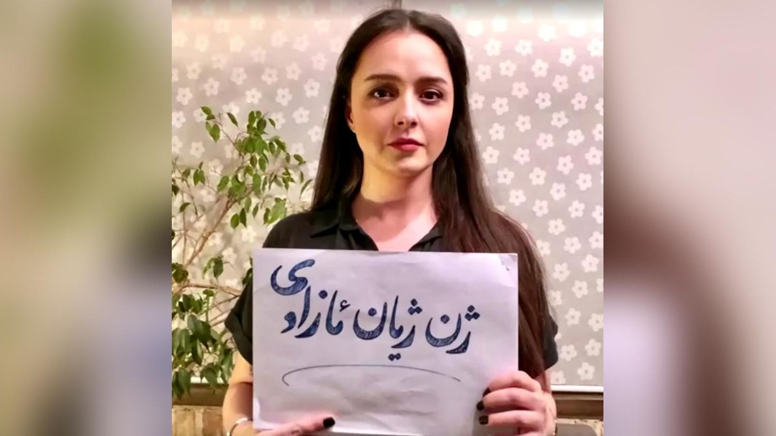 L'actriu iraniana Taraneh Alidoosti, amb un cartell en què es pot llegir en kurd: "Dona, vida, llibertat"