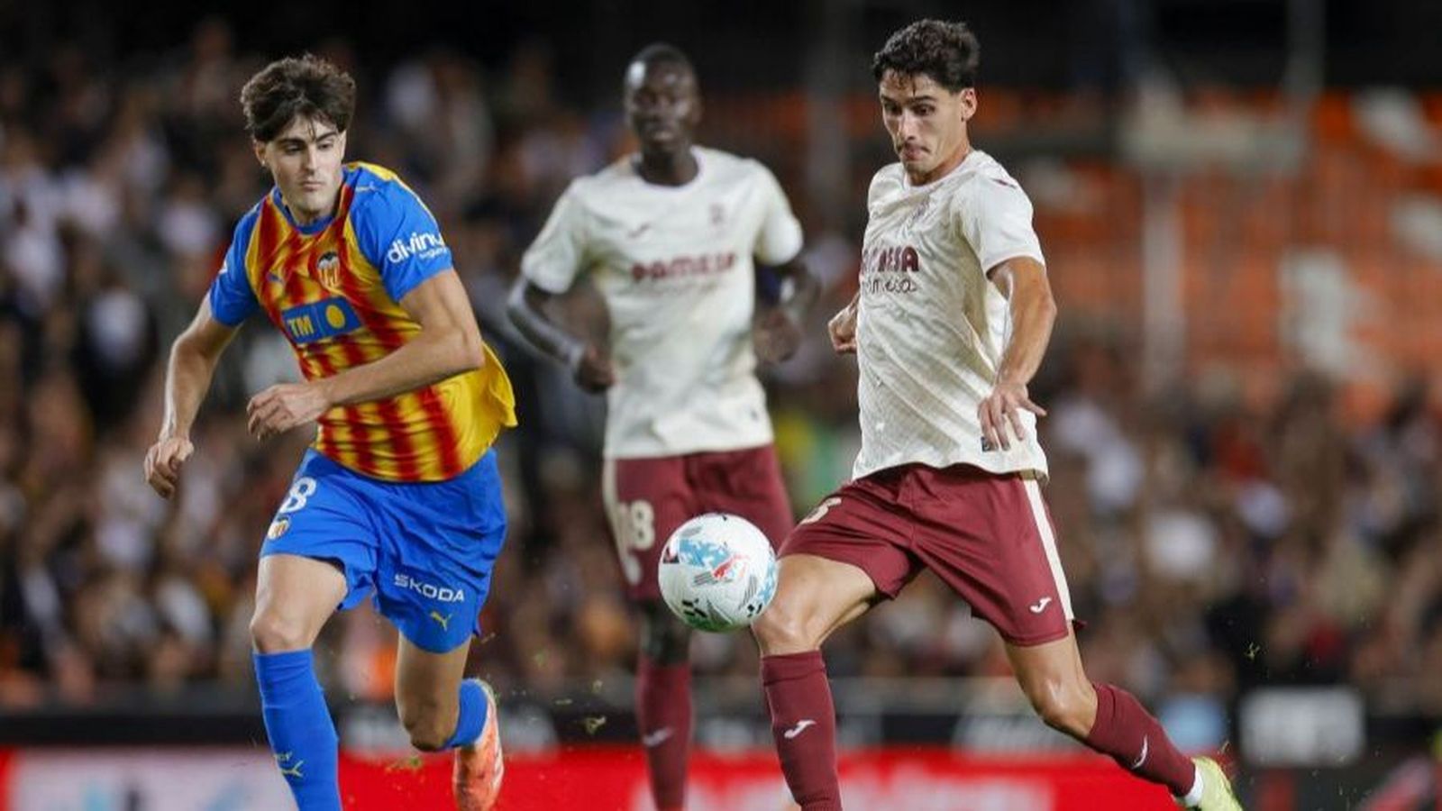 Javi Guerra i Sergi Cardona, en el duel a Mestalla de la temporada passada