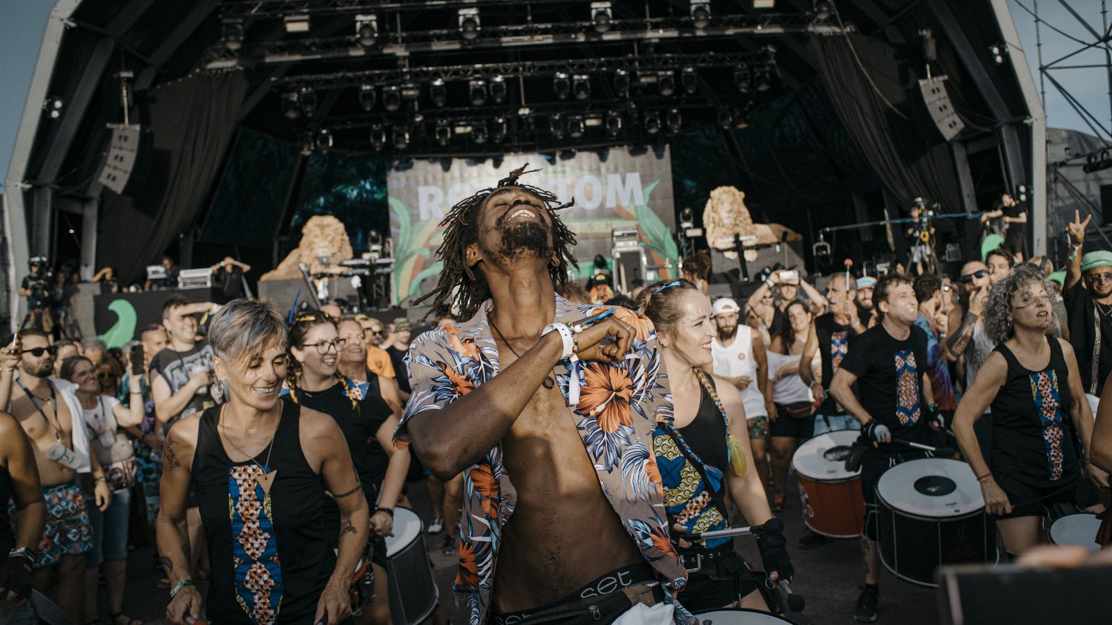 Un home balla davant l'escenari en l'apertura del Rototom Sunsplash 2023