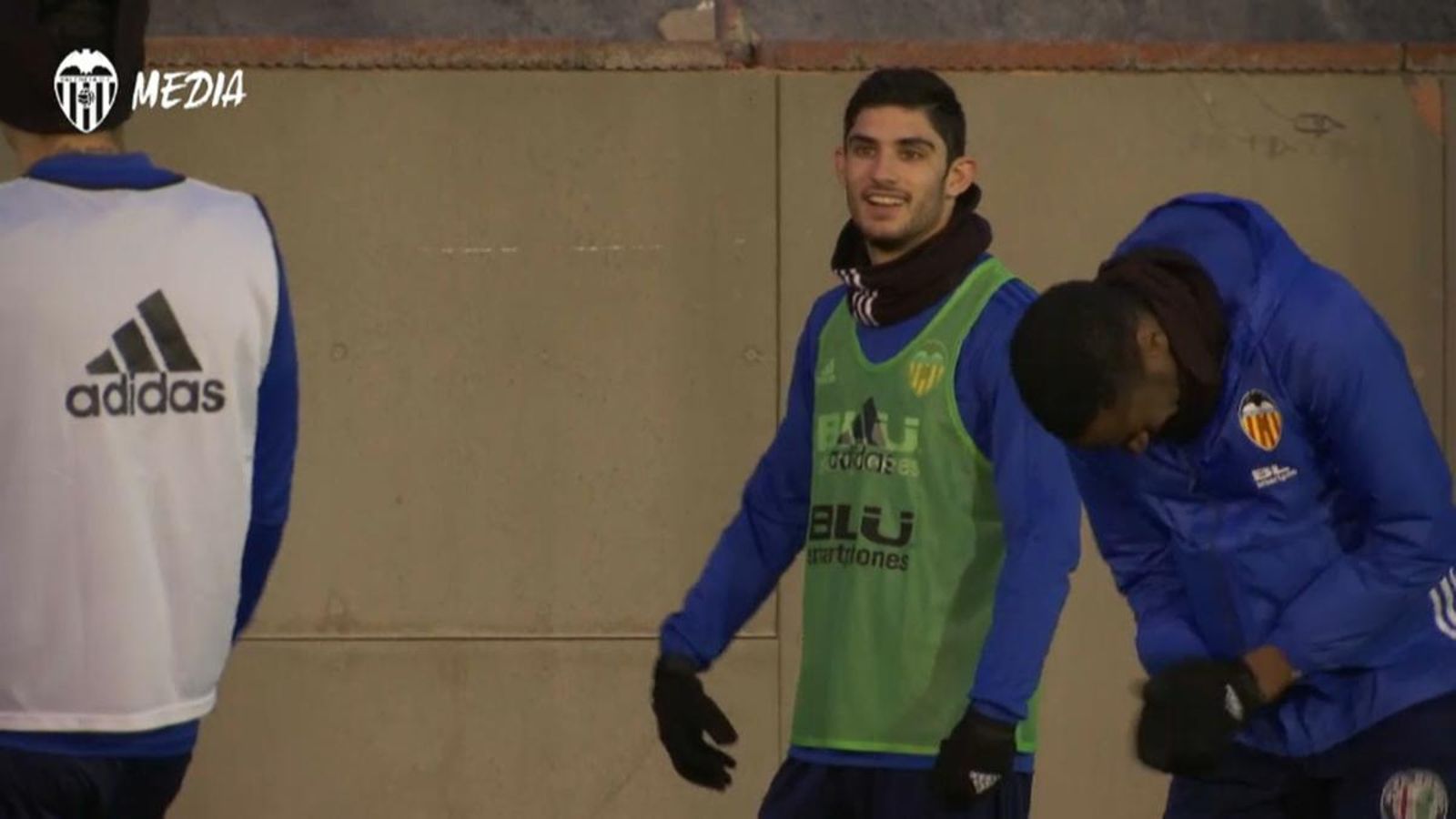 Guedes somriu al costat de Kondogbia