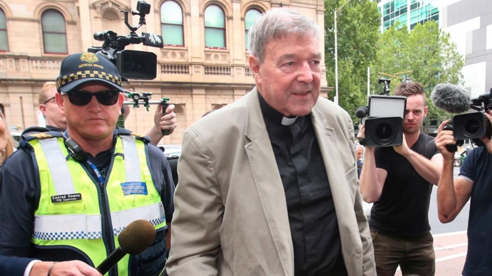El cardenal australiano George Pell a l'eixida del jutjat en un imatge d'arxiu