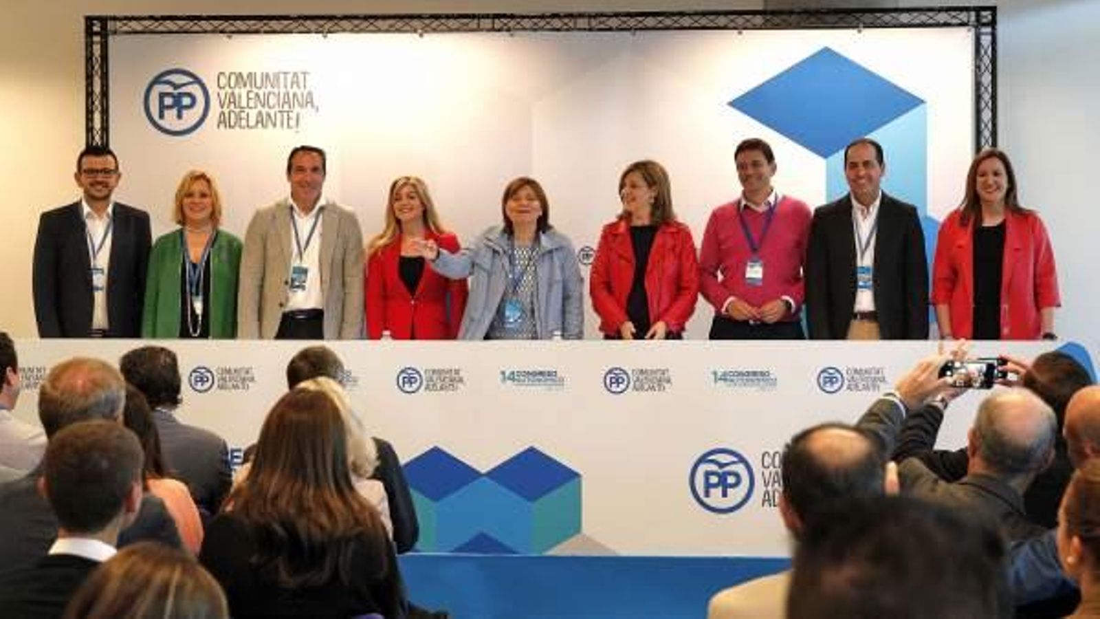 La presidenta del PPCV, Isabel Bonig, amb la seua executiva en un imatge d'arxiu