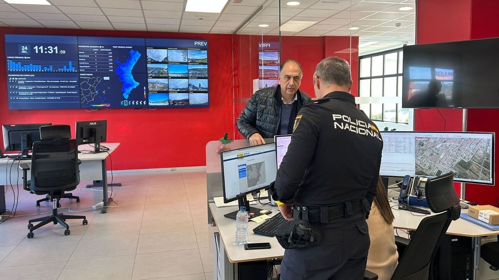 El conseller d'Emergències i Interior, Juan Carlos Valderrama, en la visita al Centre de Coordinació d'Emergències de la Generalitat