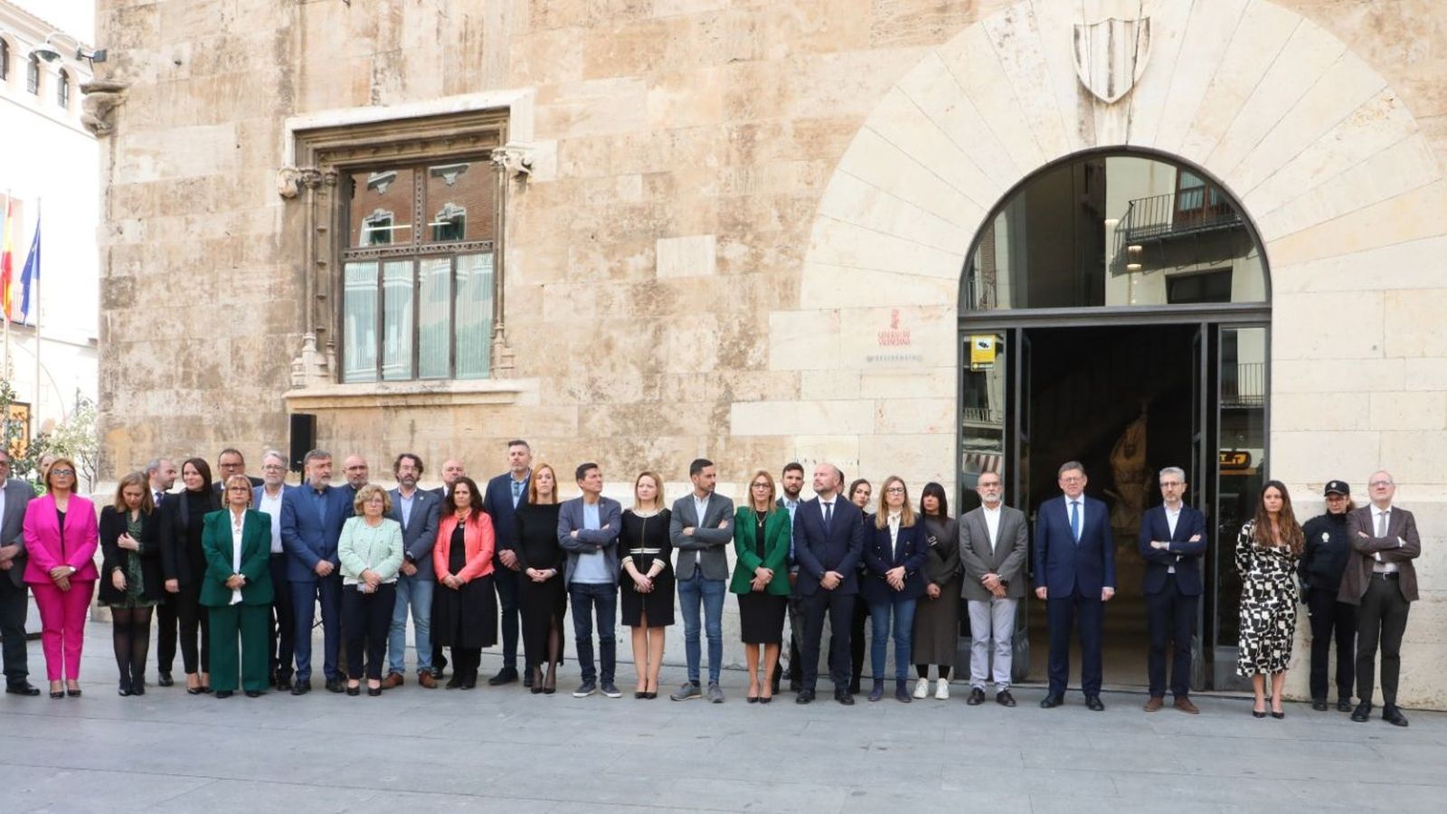 Minuts de silenci convocats pel Consell, a les portes del Palau de la Generalitat