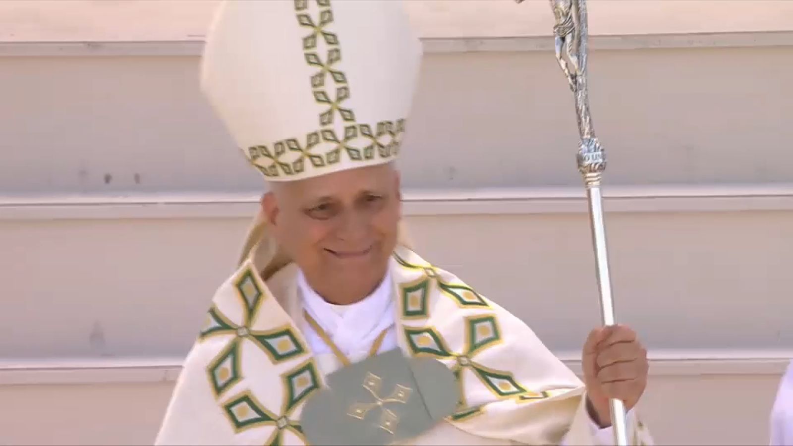 En la imatge, el papa Lleó XIV amb un dels vestits confeccionats a Alcoi