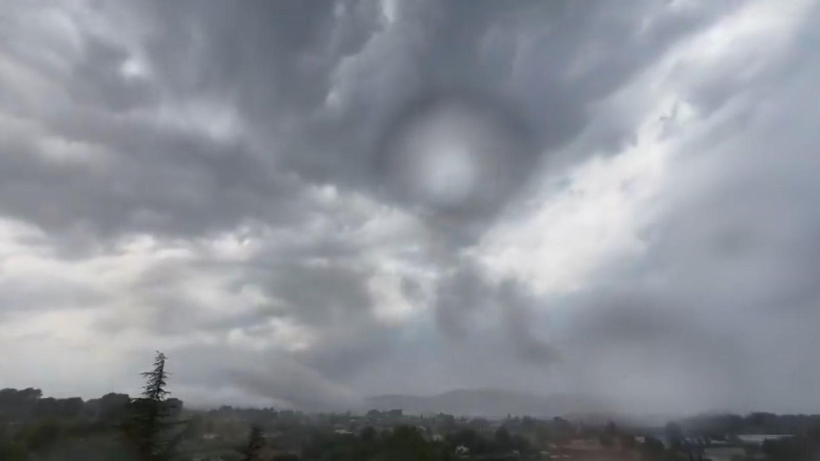 La tempesta descarregant sobre Ontinyent, este divendres