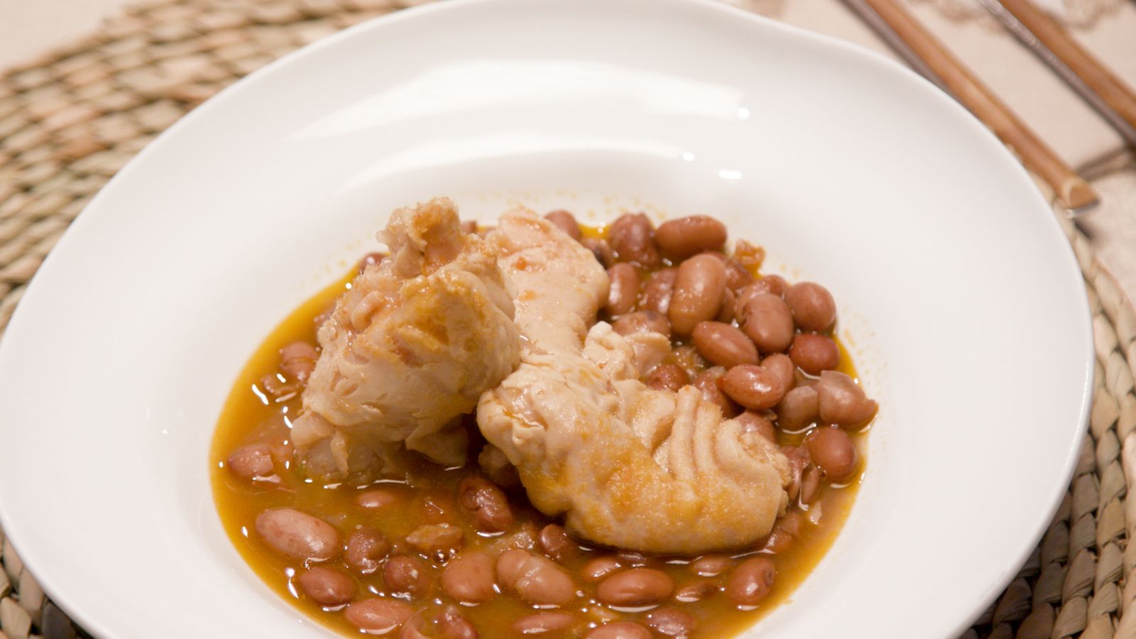 Manetes de corder amb fesols pintats