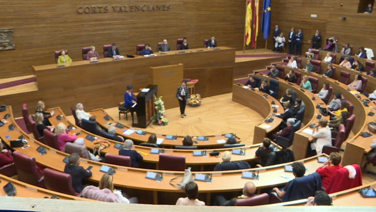 Les Corts convaliden els decrets de policies locals, municipis en risc financer i regulació de les VTC