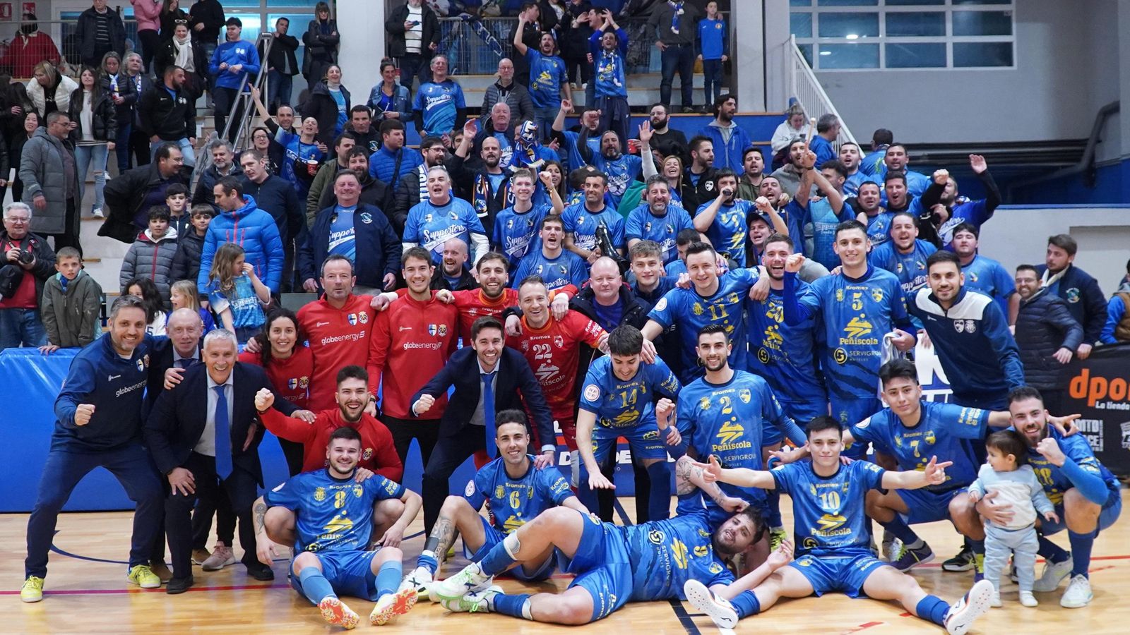 Els jugadors i l'afició del Peníscola celebren la victòria contra l'Antequera