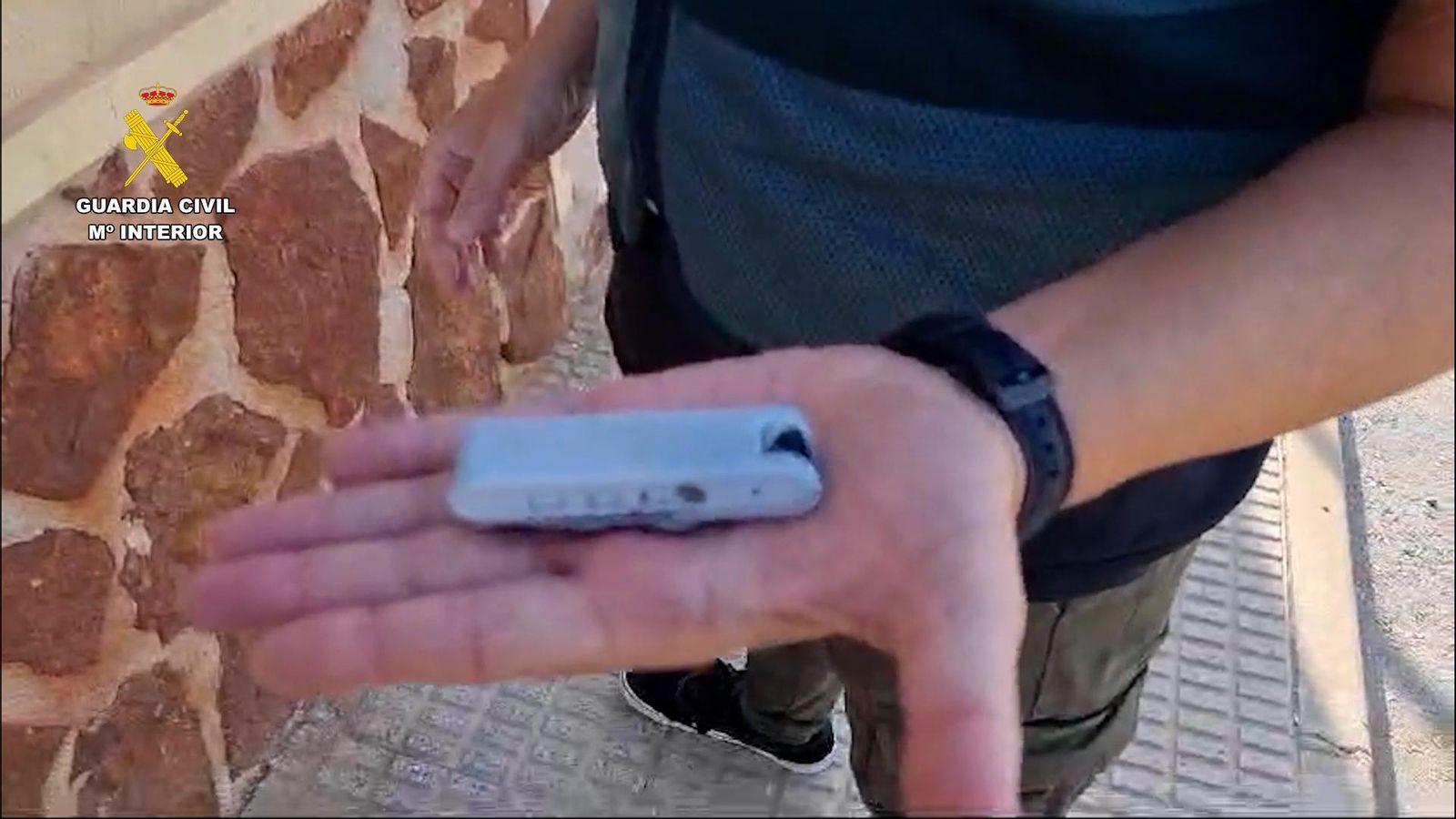 Dispositiu de gravació camuflat en la reixa del dormitori d'un veí