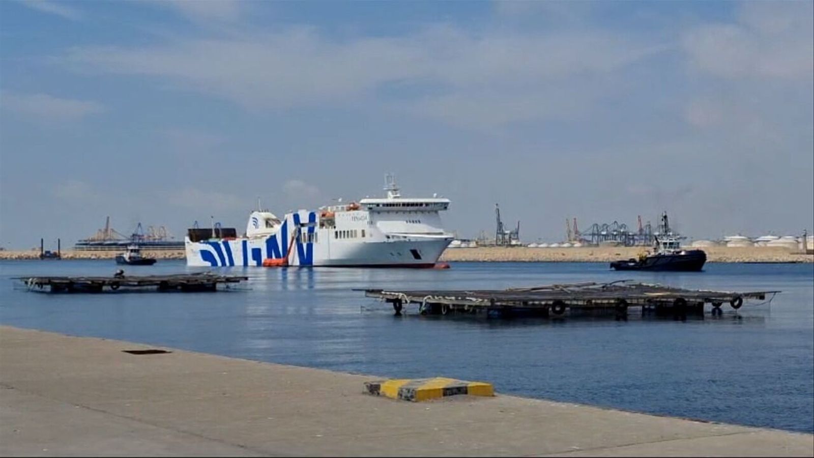 El vaixell incenciat entra a la bocana del port de València