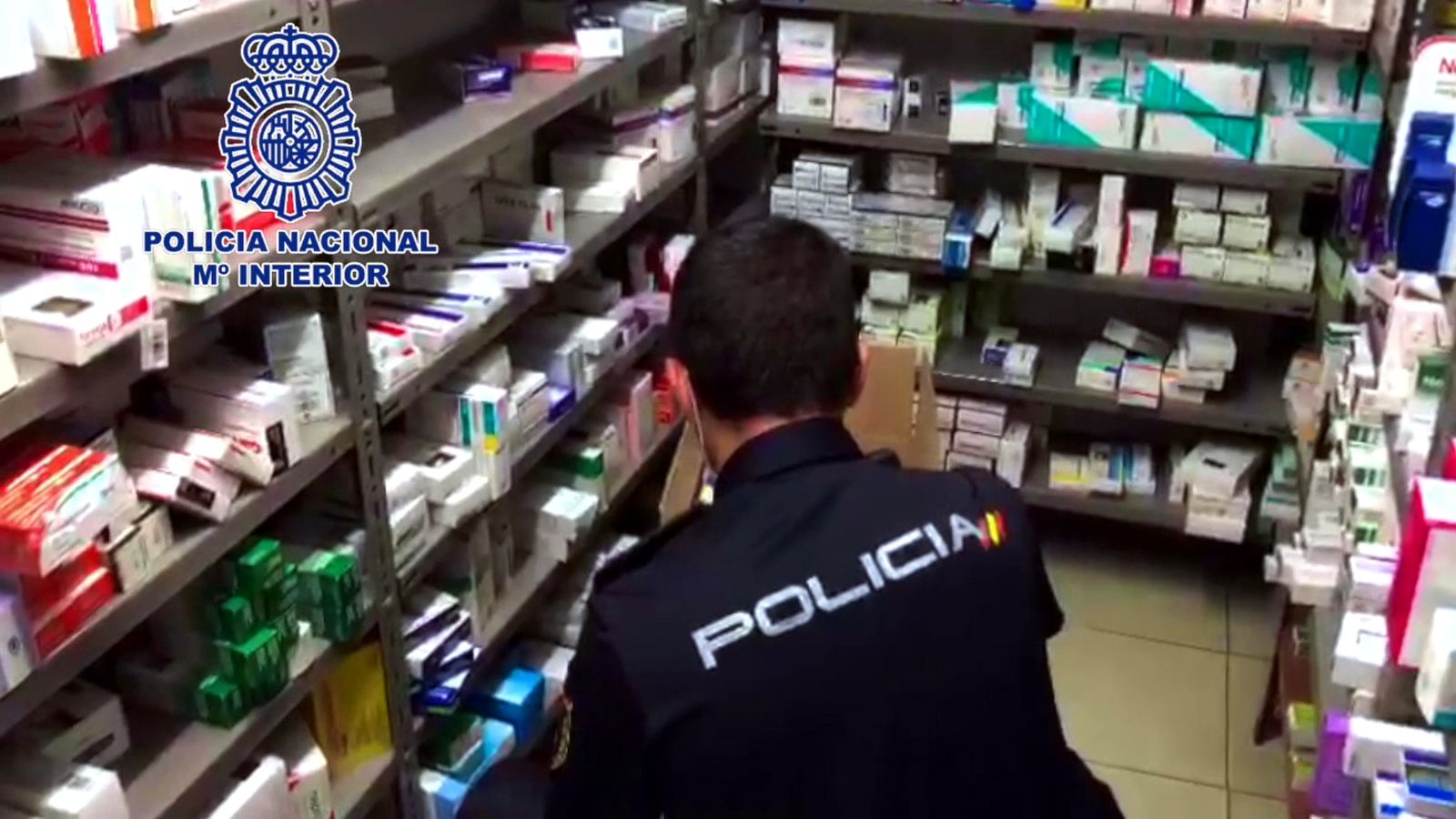 Investigació d'un agent de la Policia Nacional en la farmàcia d'Alcoi on s'ha detingut al farmacèutic