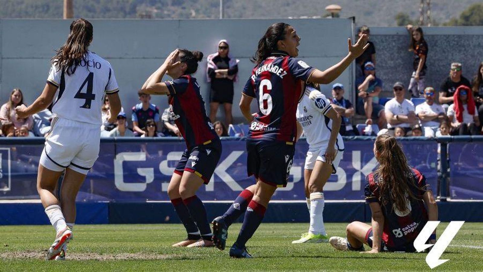 Les jugadores del Llevant es lamenten després d'una acció errada