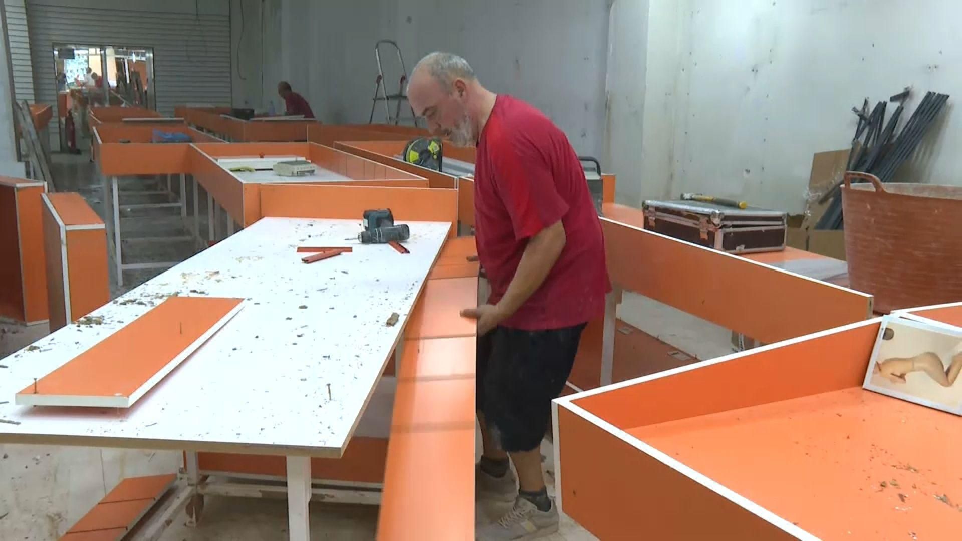 Diversos operaris aprofiten l'agost per a renovar els negocis Diversos operaris aprofiten l'agost per a renovar els negocis
