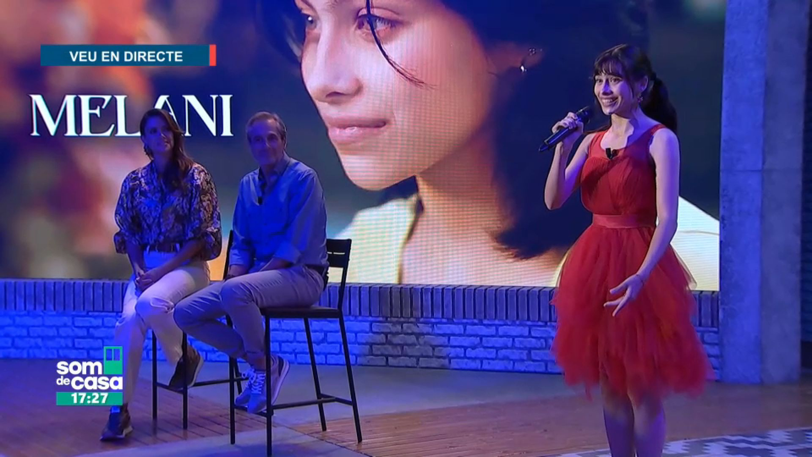Un moment de l'actuació de Melani en Som de casa