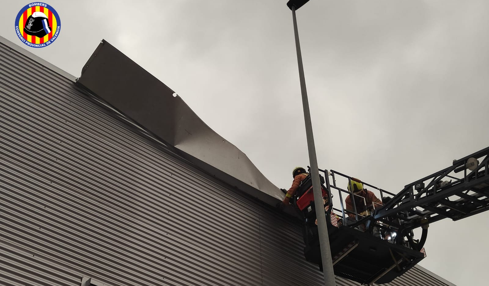 Els bombers del Consorci Provincial de València han retirat planxes de ferro d'aquesta empresa per a evitar que caiguen al carrer