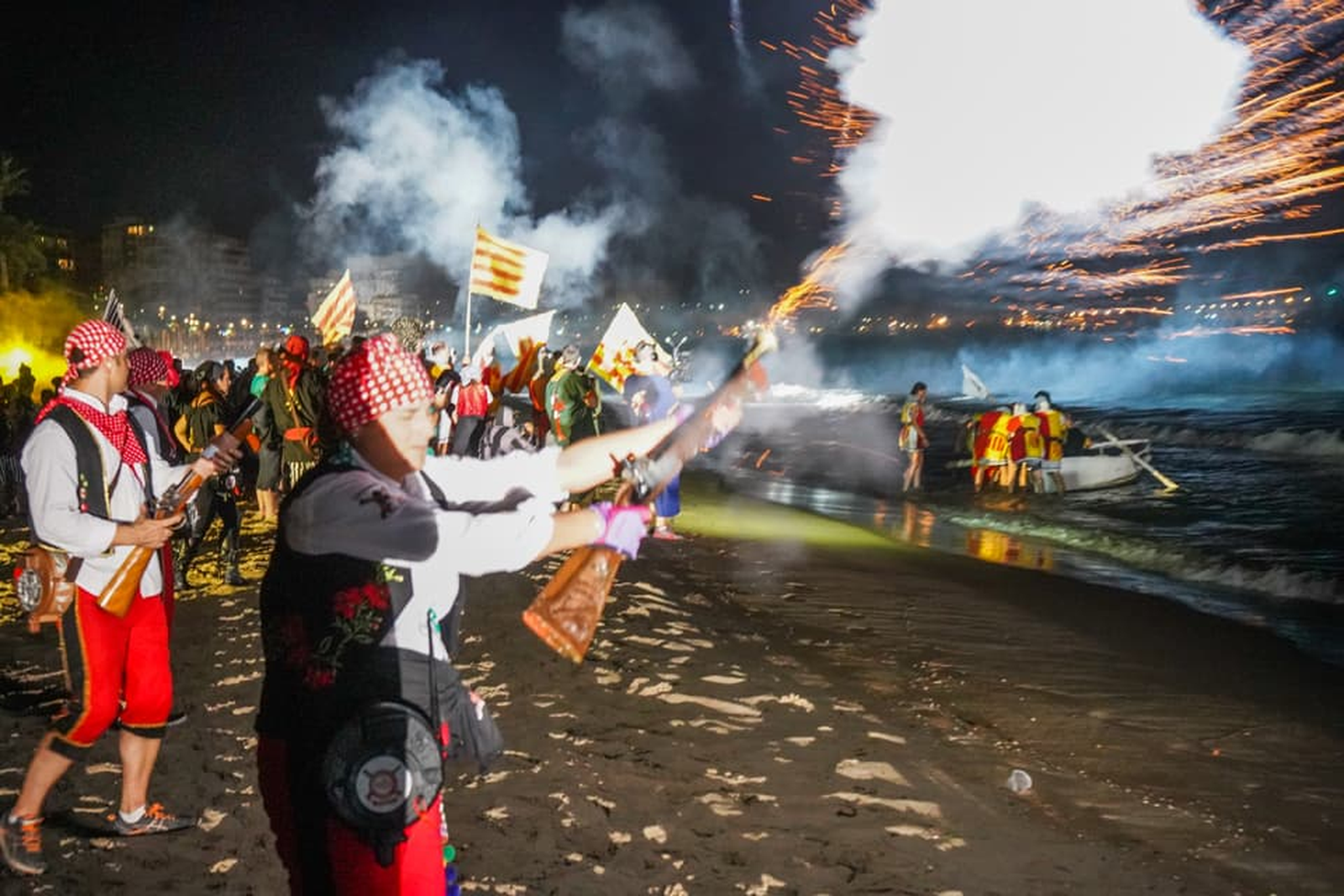 Festeres i festers disparant els trabucs