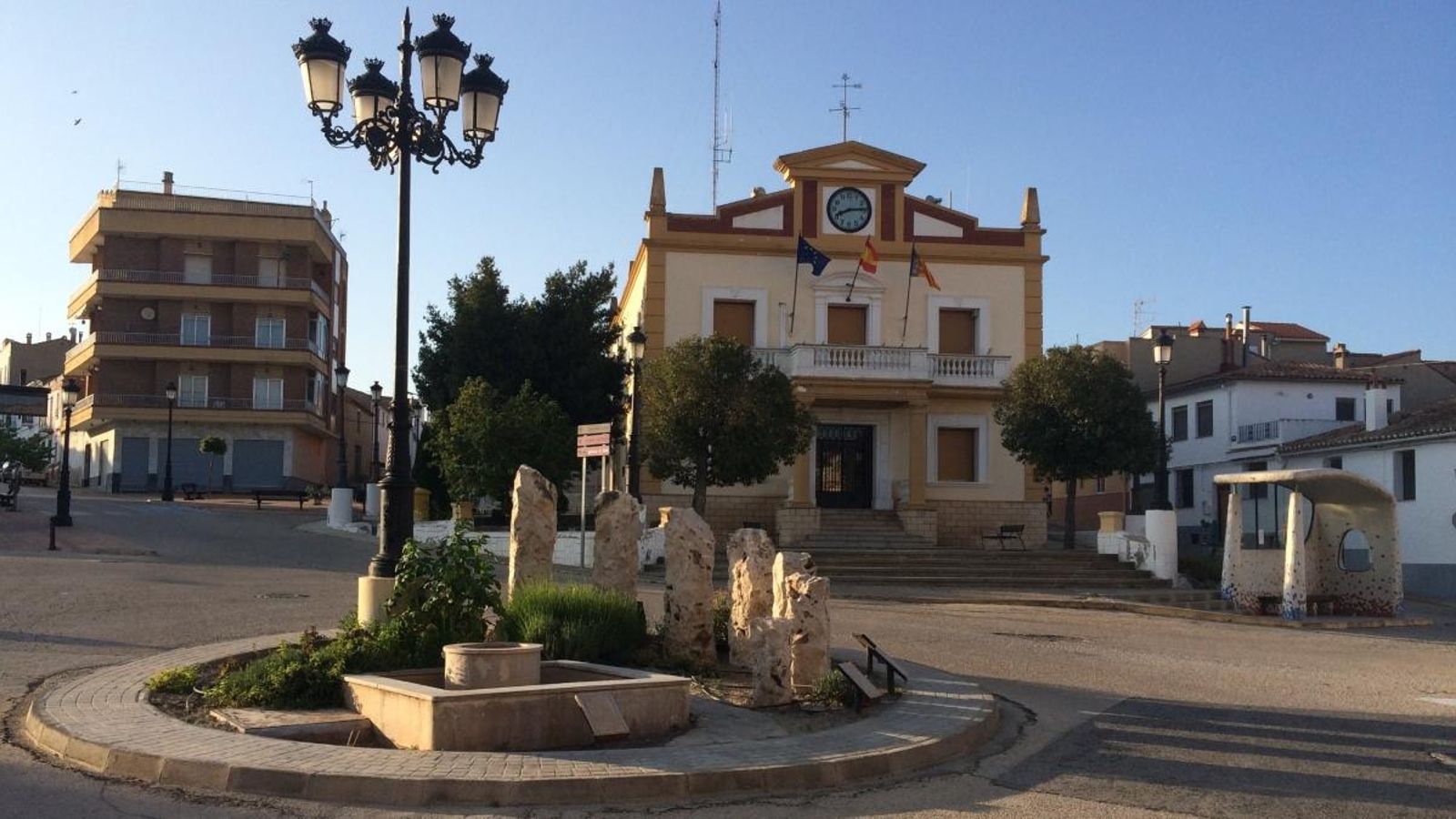 Una cèntrica plaça de Sinarques, un dels únics quatre municipis on ha baixat la incidència del coronavirus en els últims dies Una cèntrica plaça de Sinarques, un dels únics quatre municipis on ha baixat la incidència del coronavirus en els últims dies