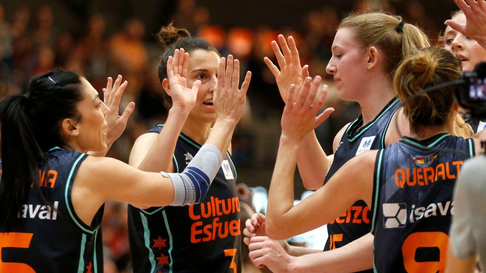 Les jugadores taronja celebren una acció