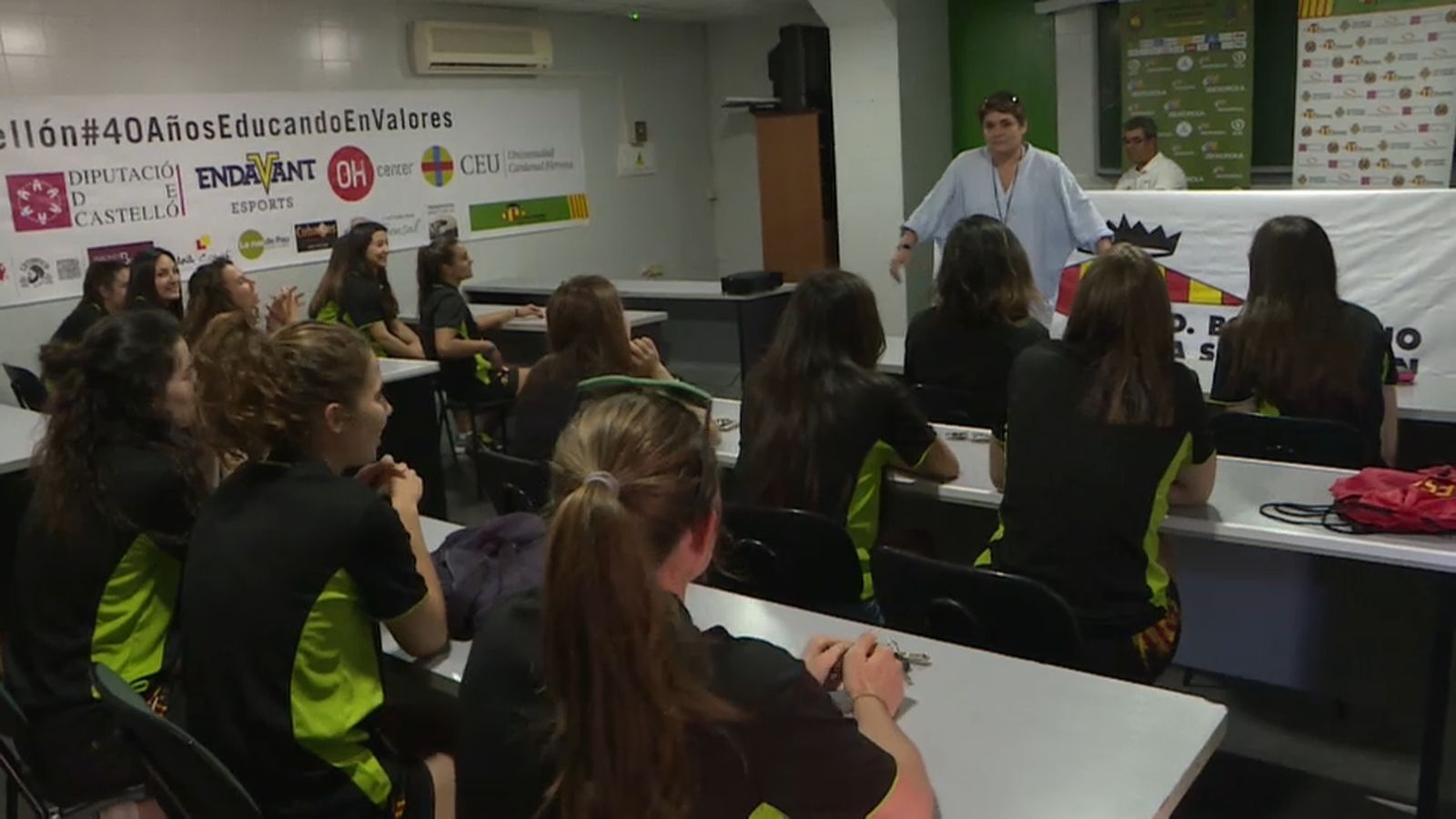 Montse Puche es reuneix per primera vegada amb les jugadores del Castelló