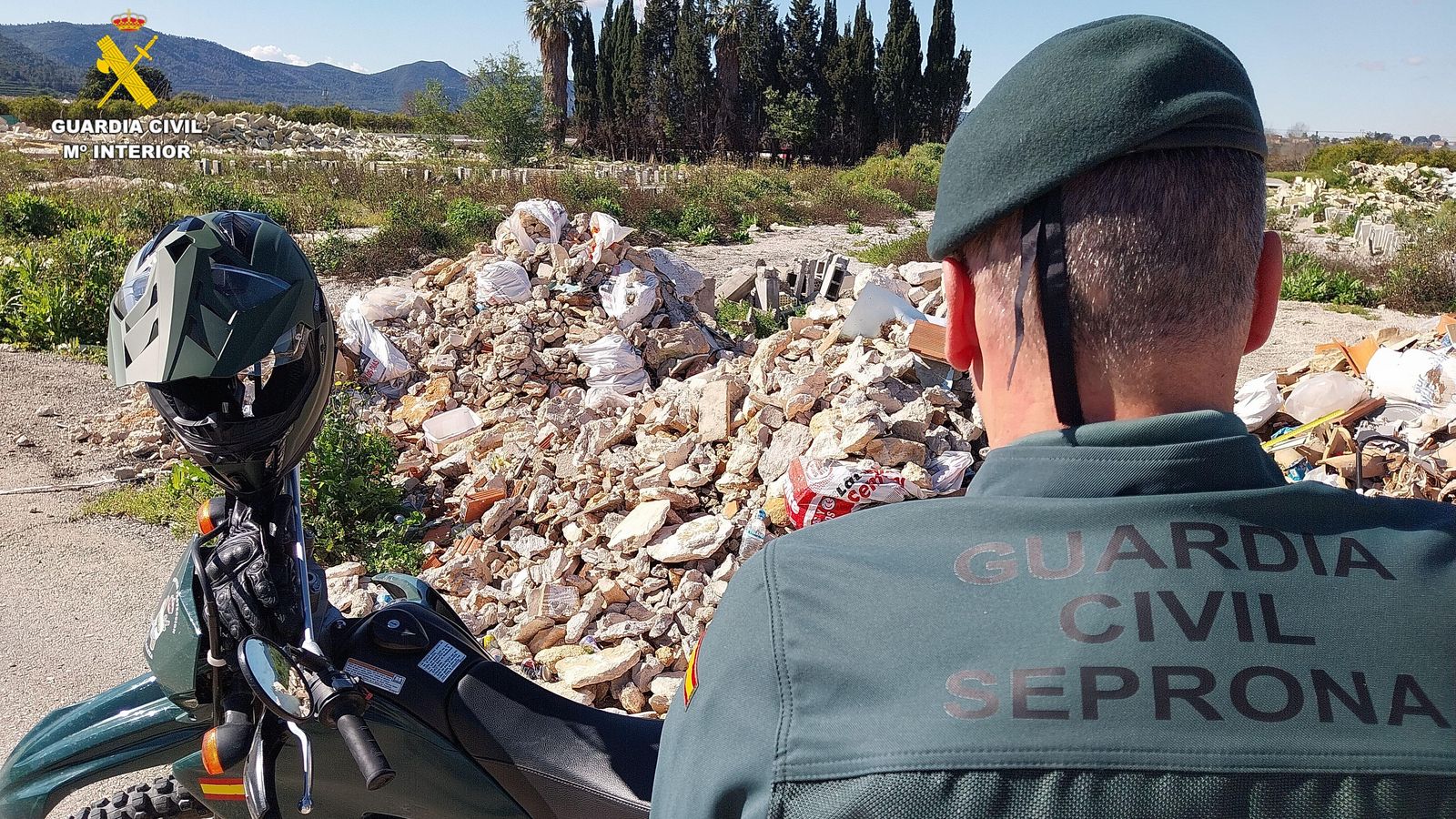 Un agent del Seprona davant del solar on s'acumulaven les restes que no havien rebut el tractament ambiental obligatori